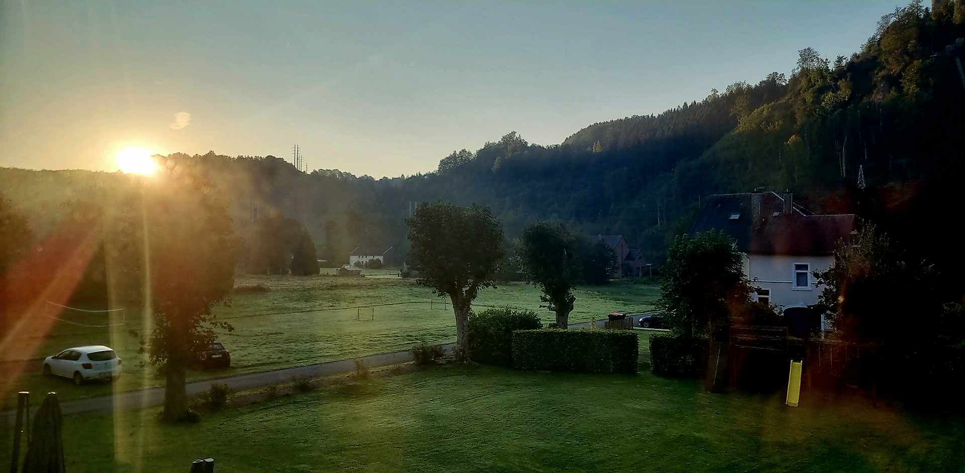 Vue sur la vallée de la Warche au lever du soleil